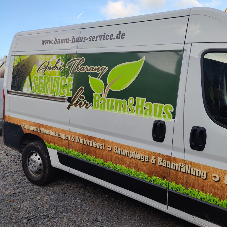 großer Firmentransporter der Hausmeister