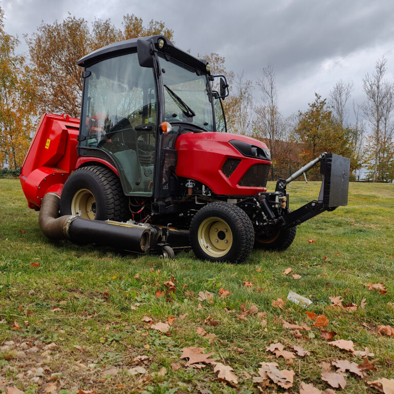 kleiner Traktor beim Mäh-Auftrag